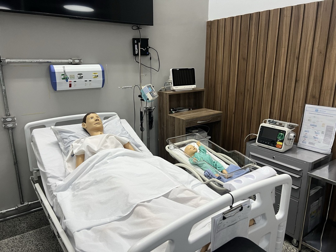 Laboratório de simulação da FPCS, com manequins e equipamentos hospitalares