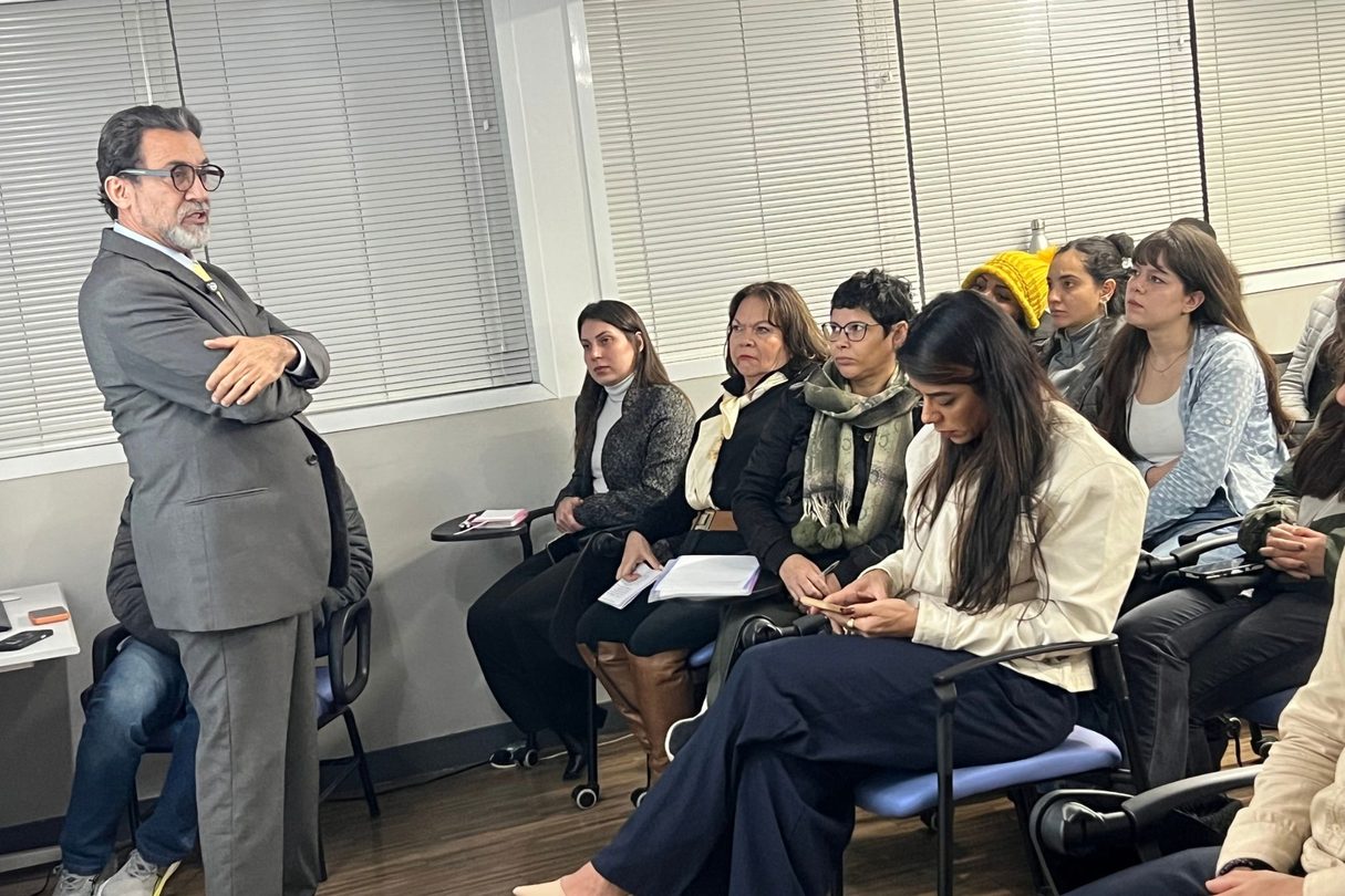 Dr. Antônio Geraldo da Silva conversa com os alunos de Psicologia da FPCS durante a palestra em sala de aula