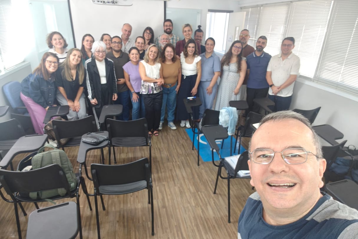 Participantes da capacitação docente da FPCS reunidos para foto em sala de aula